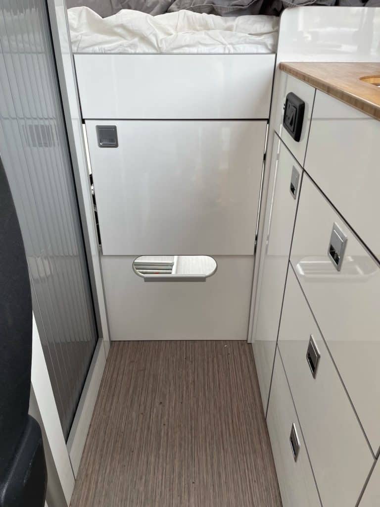 Bed dividing door + step
