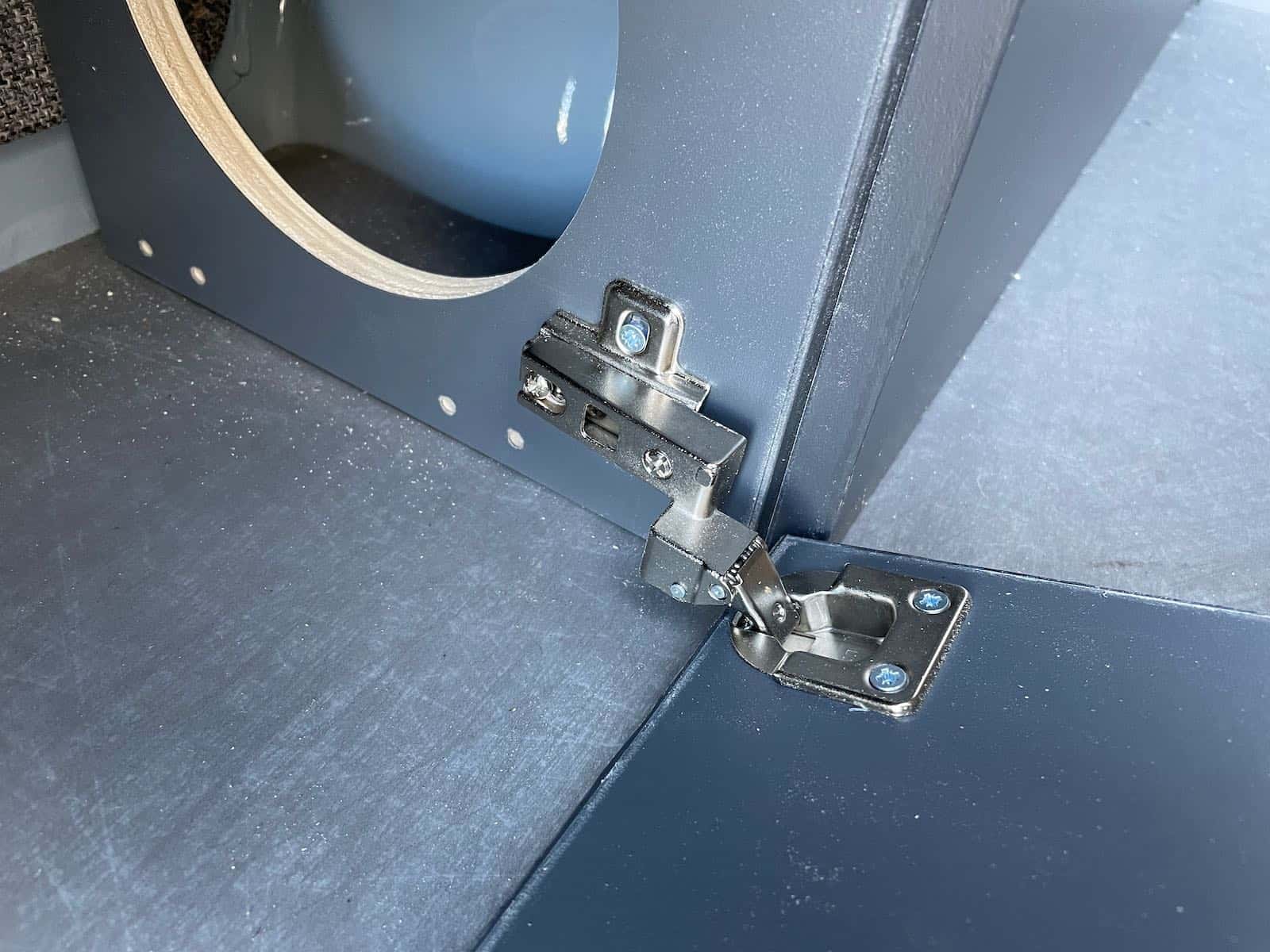 Side mount concealed cup hinge sold as pair left & right side. - Image 4